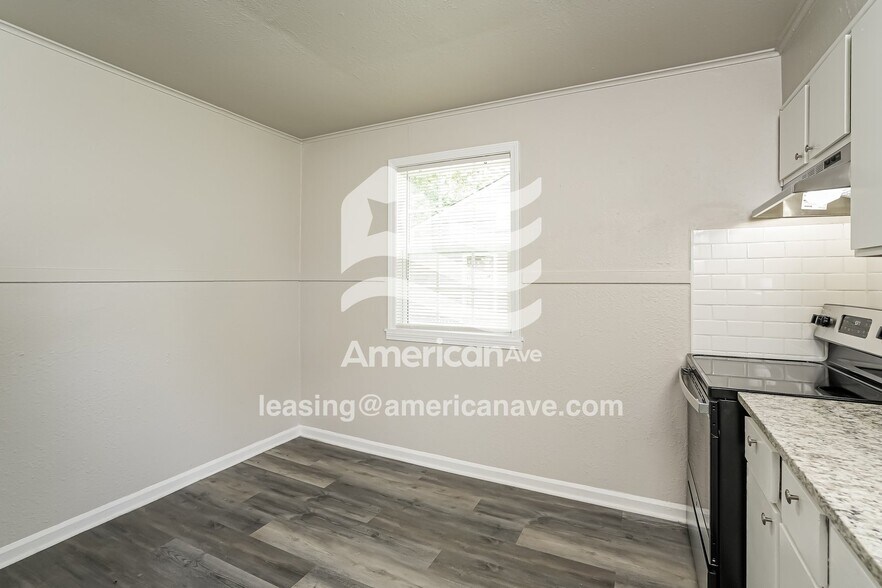 Building Photo - 1631 N Columbia Pl