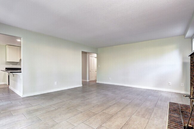 Building Photo - Updated 2 Bedroom 2 Bath Condo With Pool A...