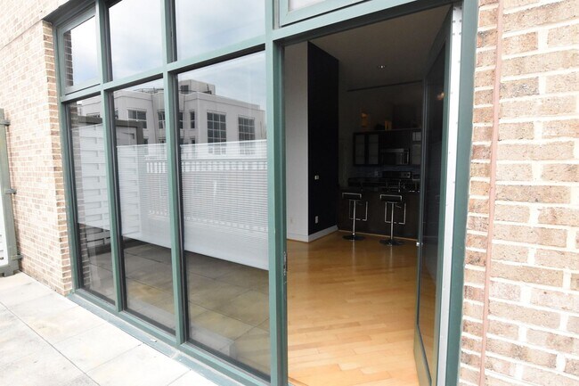 Building Photo - Chic, Contemporary 1 BD 1.5 BA Condo in the Mount Pleasant neighborhood of NW DC!!