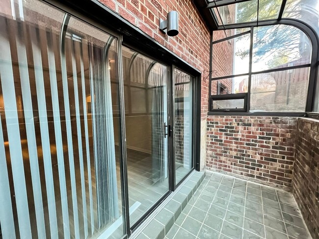 Building Photo - Gorgeous 3 Bedroom 2 Bathroom Unit With Su...