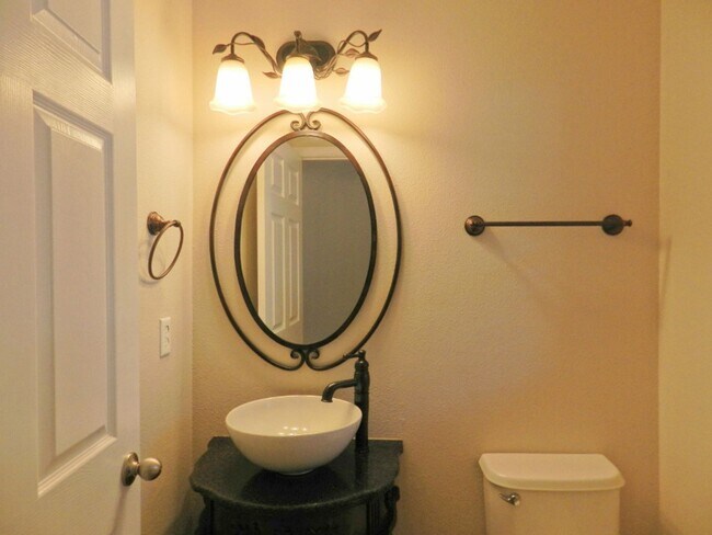 Building Photo - Quality Townhome In Convenient Location!