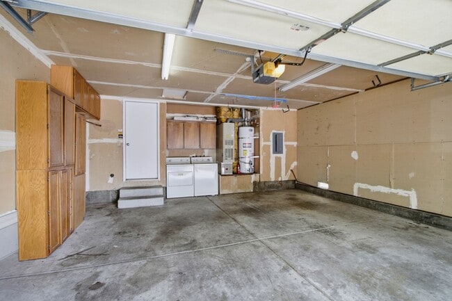 Building Photo - Updated 2BR/2BA Townhome w/ Private Yard, Garage & Laundry