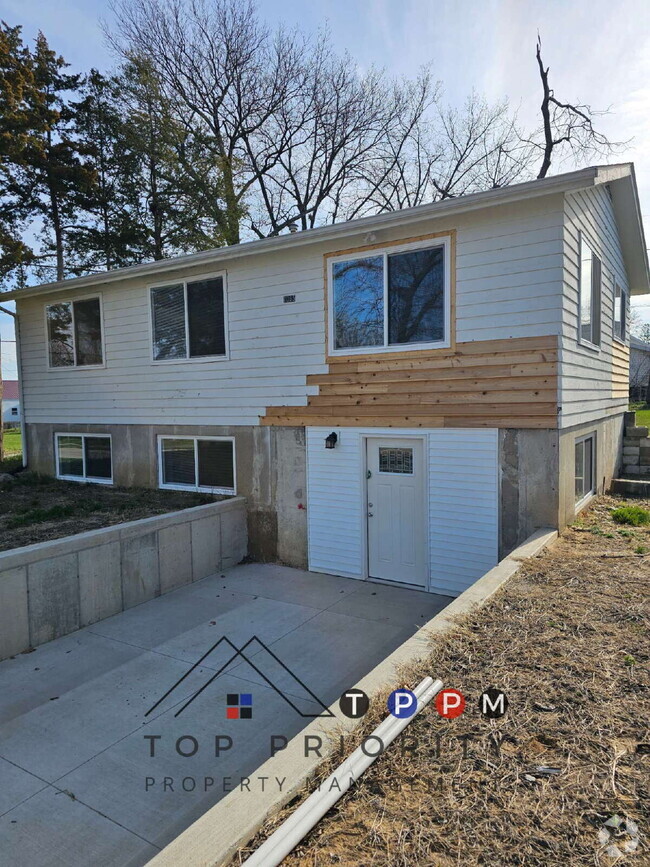 Building Photo - 3 Bedroom | 1.5 Bathroom Single Family Hom...