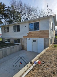 Building Photo - 3 Bedroom | 1.5 Bathroom Single Family Hom...