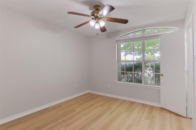 Building Photo - 927 Picadilly Dr