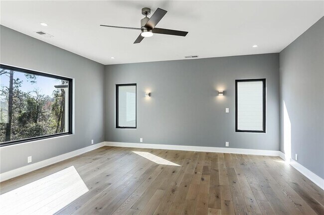 Building Photo - 2985 Lookout Pl NE