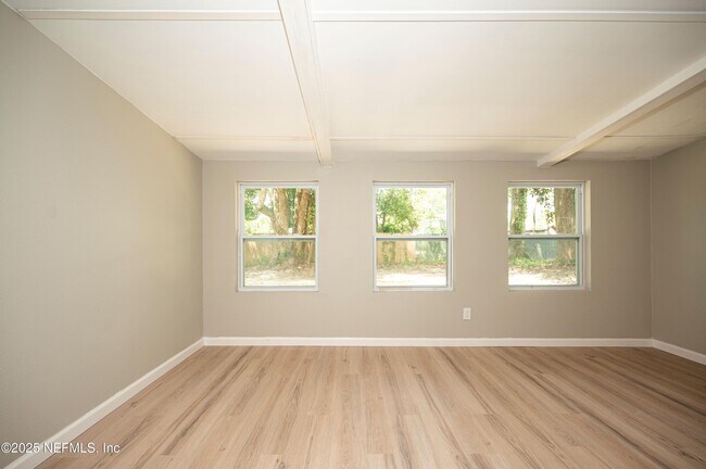 Building Photo - 313 Suzanne Dr