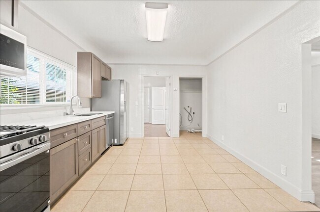 Building Photo - 3123 San Rafael Ct