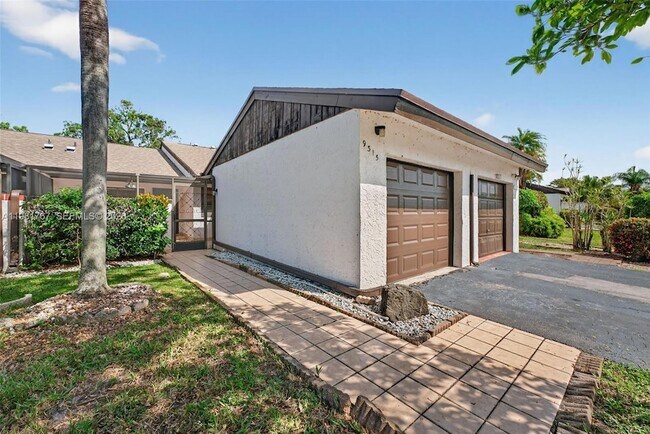 Building Photo - 9315 Wedgewood Dr