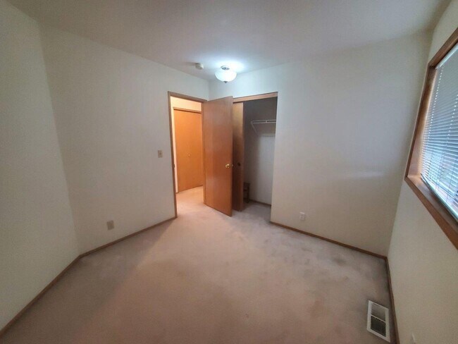 Building Photo - 4 bed, 2.5 bath, 2 car garage on spacious ...