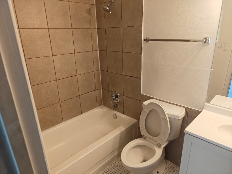 Building Photo - 2208 W Nichols Rd