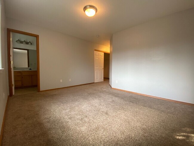 Building Photo - Come See This Lovely 3 Bedroom Townhouse!