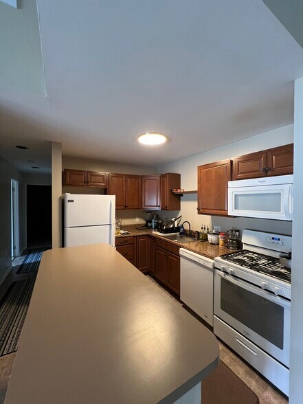 Building Photo - 2205 Kenzie Dr