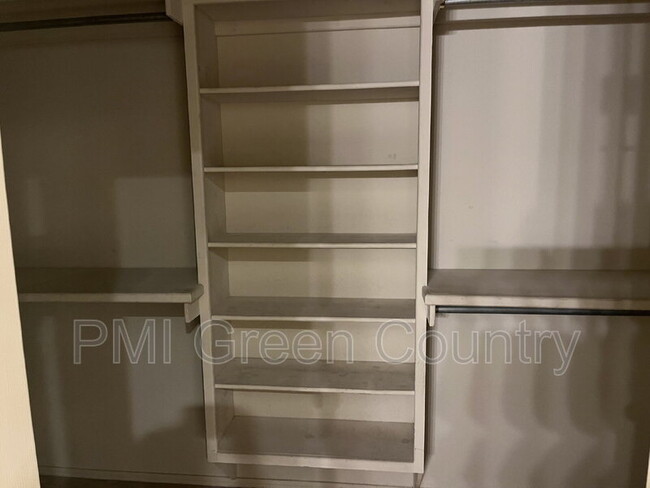 Building Photo - 305 N Aster Pl