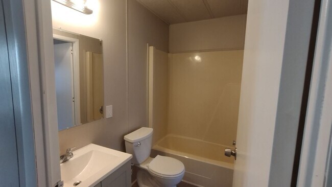 Building Photo - Beautiful Remodeled 2BR/2Bath Home - Granbury - Indian Harbor