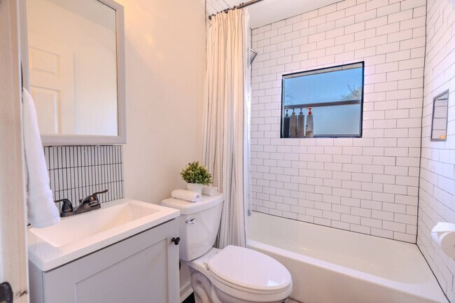 Building Photo - 807 Dreiss St