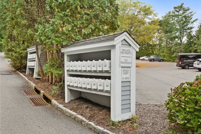 Building Photo - 351 Pemberwick Rd