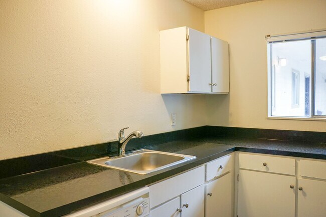 Building Photo - TWO WEEKS FREE! Nestled into Marquam Hill: Bright 2nd Floor 1Bed w/Private Balcony!