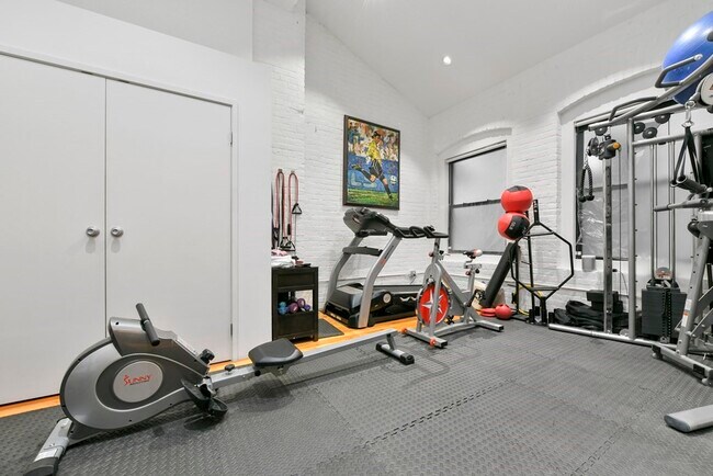 Building Photo - 112 Beach St