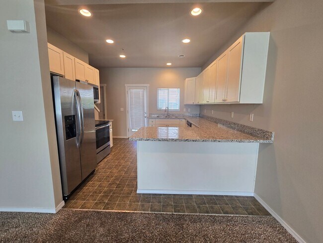 Building Photo - Possibly the Nicest & Most Convenient Townhome!