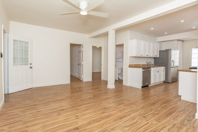 Building Photo - Refreshed + Bright 2 Bed/1 Bath in the Heart of North Park!