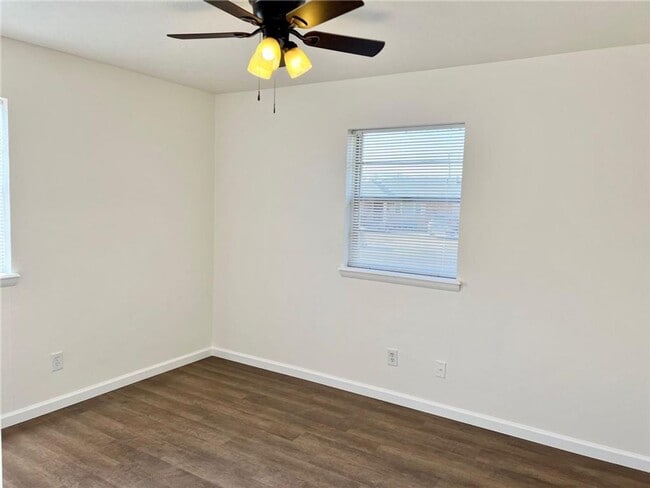 Building Photo - Super cute corner lot!