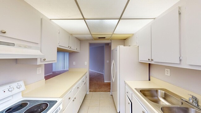 Building Photo - 1 Bed/ 1 Bath Near The Outlet Mall - *Wate...