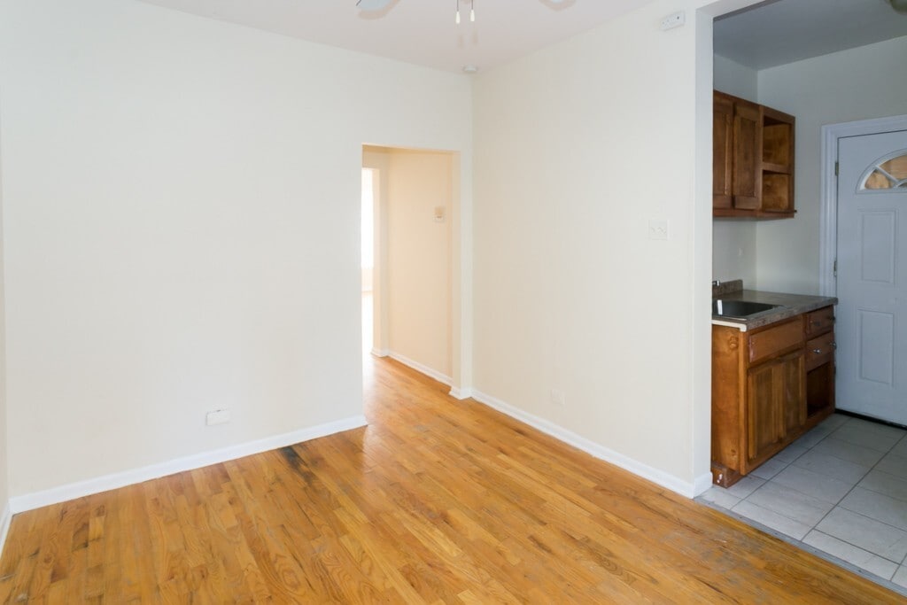 Building Photo - 629 W Barry Ave