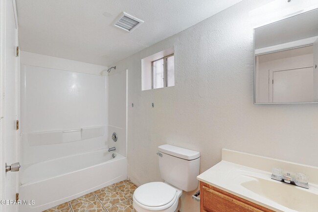 Building Photo - 3519 Oasis Dr