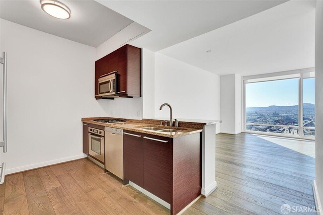 Primary Photo - 425 1st St
