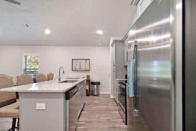 Building Photo - 213 Claire Dr SE