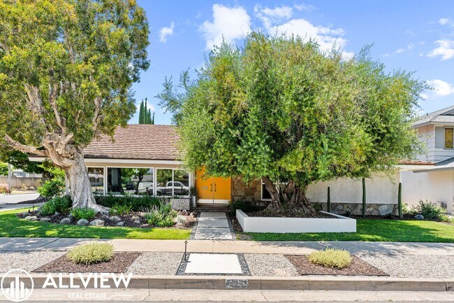 Building Photo - Exquisite 4 Bed 2.5 Bath Home in Orange!
