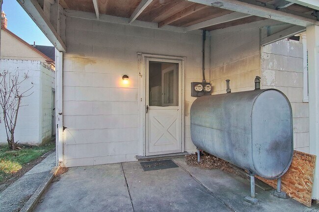 Building Photo - Manatawny Street 264/266