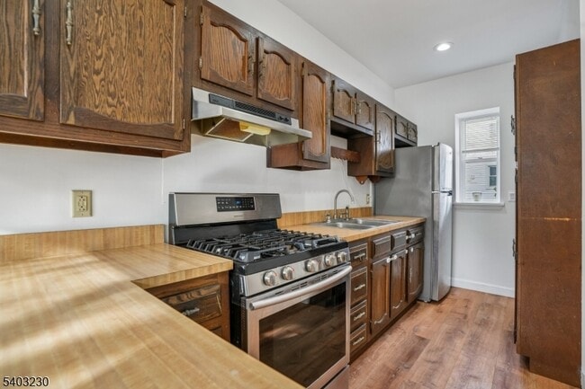 Building Photo - 216 William St