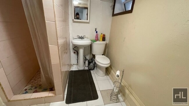 Building Photo - LARGE ROOM FOR RENT NEW YORK AVENUE/ PRIME...