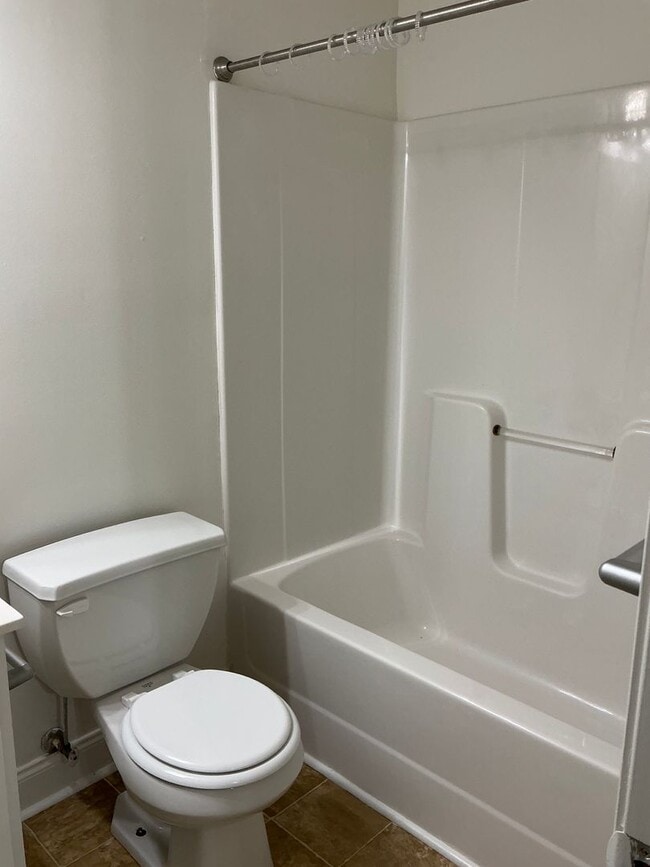 Building Photo - 2 BR 2.5 BA Condo in Gated Community- Mall...