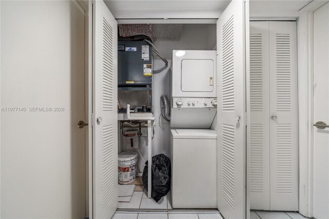 Building Photo - 8005 Lake Dr