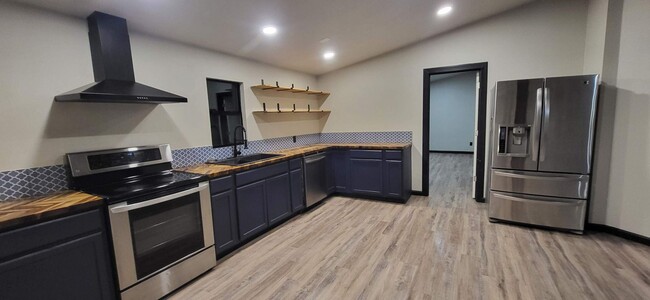 Building Photo - 4 Bedroom 2 Bath
