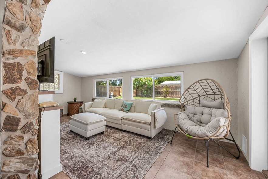 Building Photo - 128 Martin St