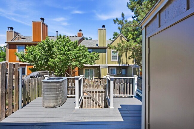 Building Photo - $2,470.95, 2 Bed, 2.5 bath Townhome in Centennial with in unit Laundry!