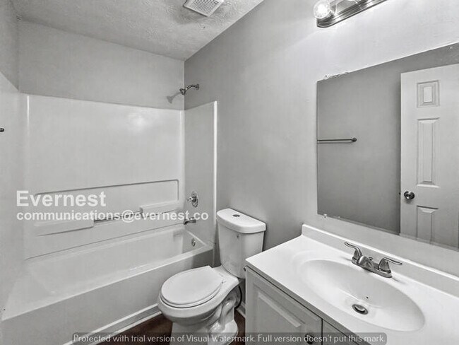 Building Photo - 3 Bed, 2 Bath Home with Fenced Yard & Garage / Pet-Friendly / Available Now!