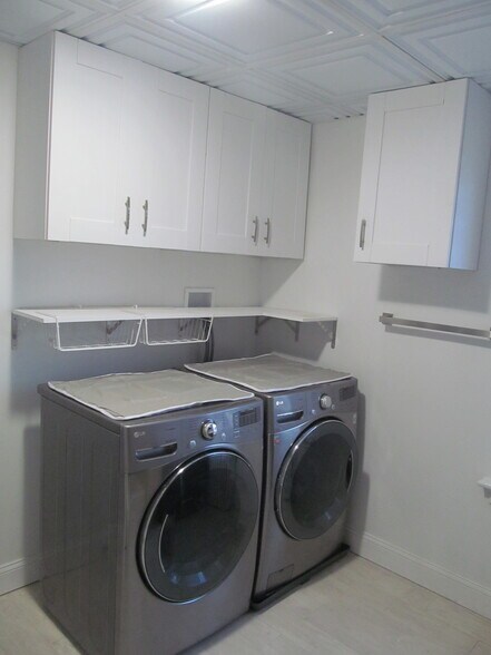 bathroom No. 1-pic 3 - 307 N 7th St