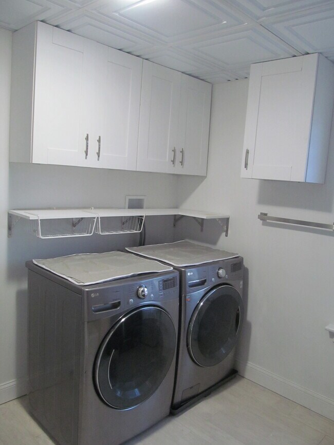 bathroom No. 1-pic 3 - 307 N 7th St