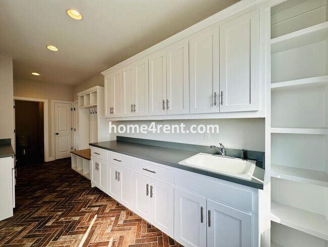 Building Photo - Exceptional Olathe Home in the Cedar Creek Subdivision w/ Wood Floors and a Finished Basment!