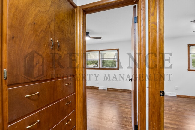 Building Photo - 211 E Meadowlark Rd