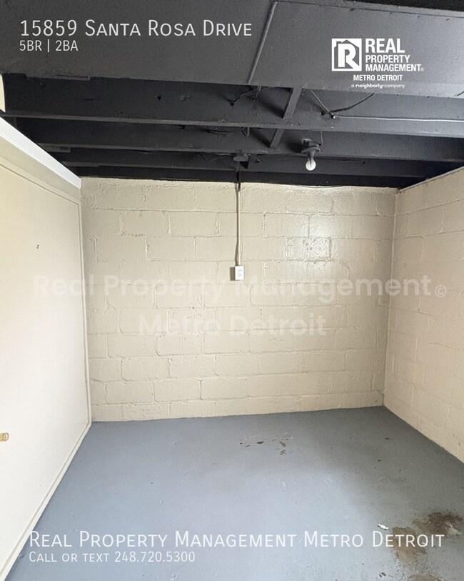 Building Photo - 15859 Santa Rosa Dr