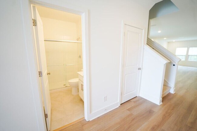 Building Photo - 128 Kingswood Cir