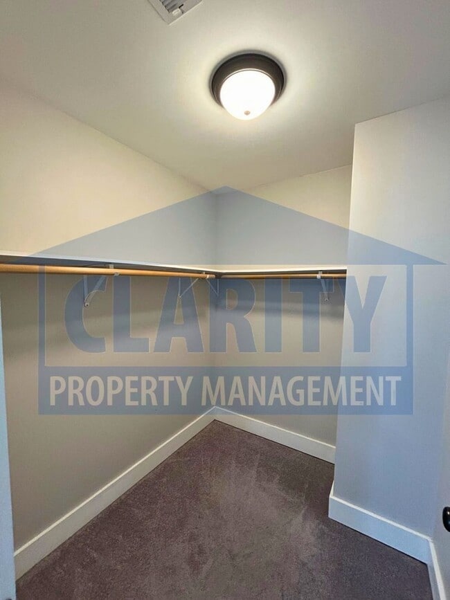 Building Photo - Modern townhome w/ master-on-main!