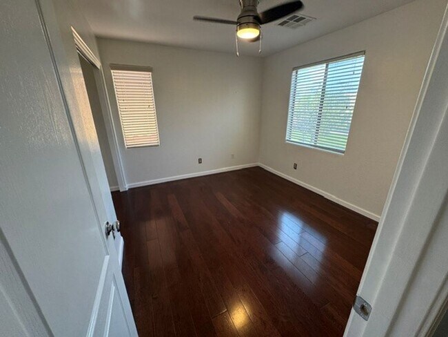 Building Photo - **STUNNING 3 BEDROOM/2.5 BATHROOM HOUSE IN LOCATED IN LYONS GATE (RAY & HIGLEY)**