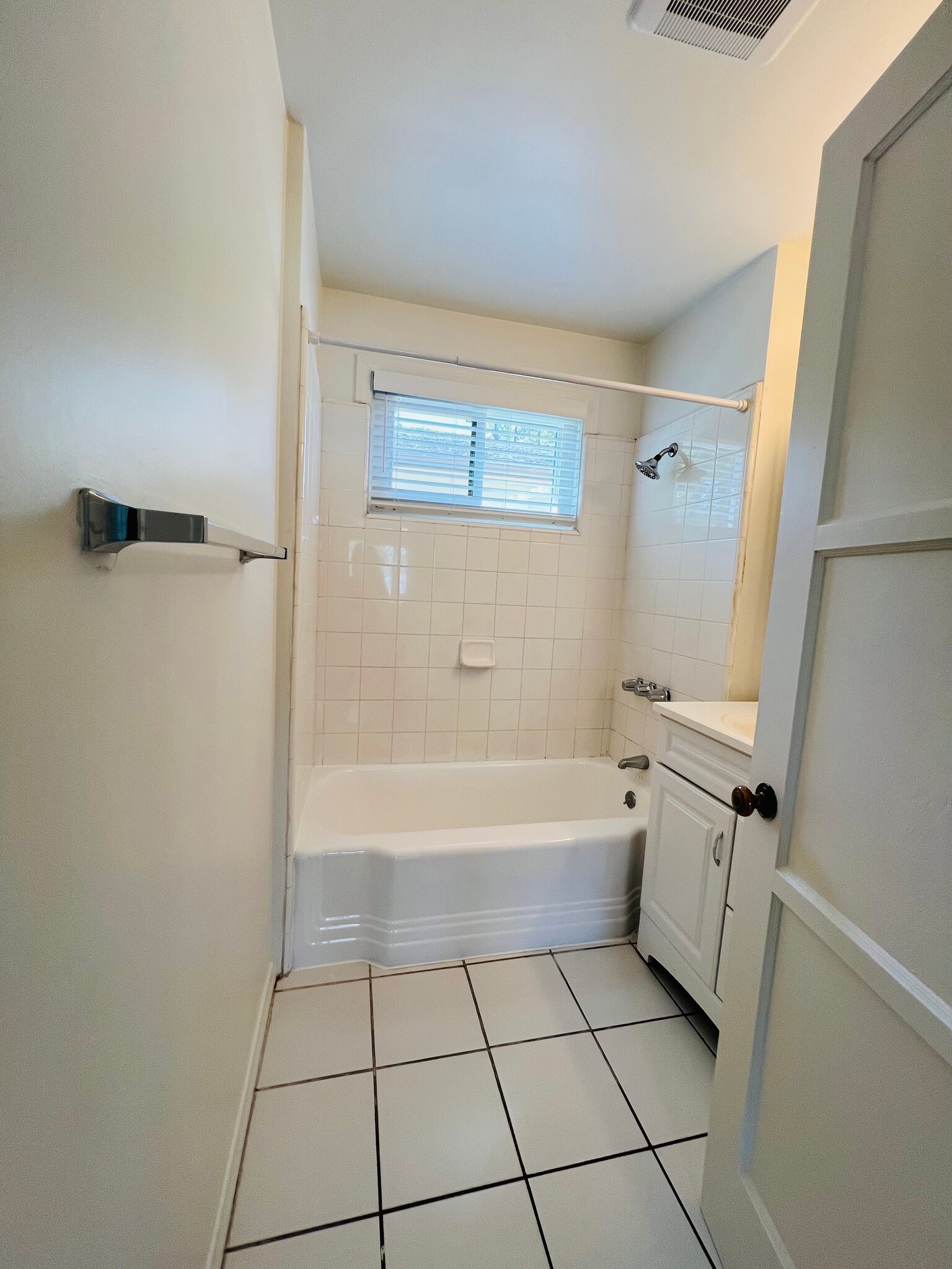 Full bathroom, with tub shower - 4550 Vista del Monte Ave